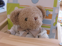Teddybär im Kinderstuhl