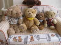Teddybären auf Spielzeug-Couch